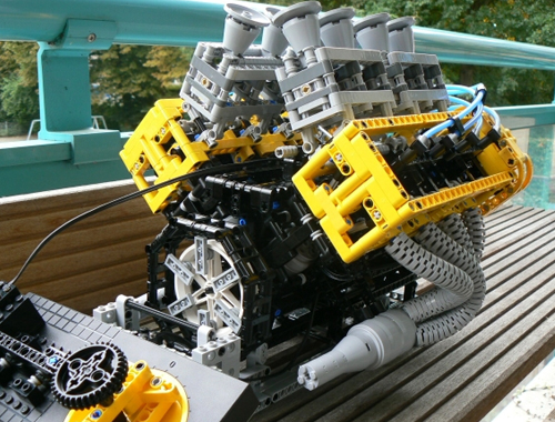 moteur V8 32 soupapes Lego