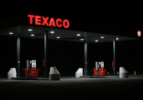 station essence Texaco de nuit