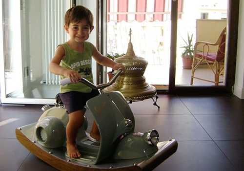 Diego sur son Vespa Rocking Horse