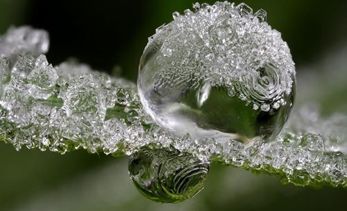 goutte d'eau gelée