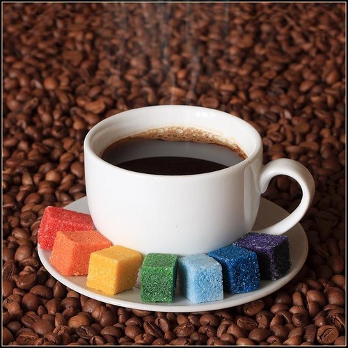 Sucres de couleurs autour d'un café