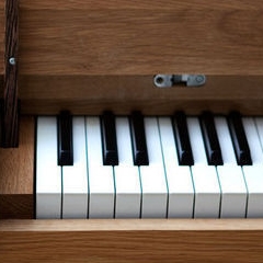 Photo : Piano table