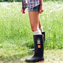 Photo : Orange charge votre mobile avec des bottes