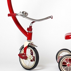 Photo : Tricycle rouge ...