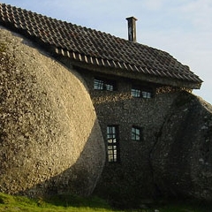 Photo : Maison dans les rochers