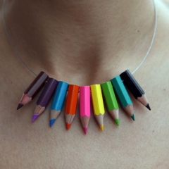 Photo : Collier de crayons