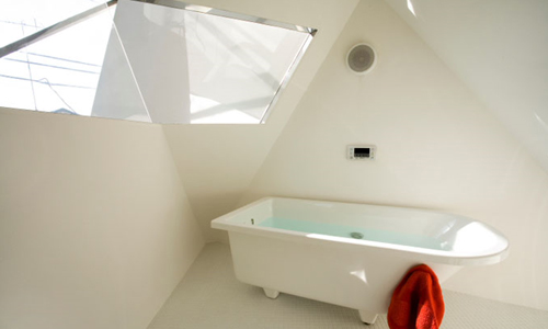 salle de bain minimaliste sous le toit