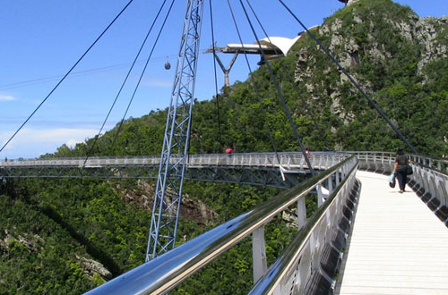un pont suspendu ...