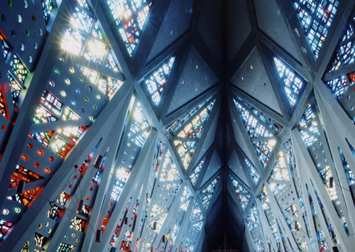 vitraux d'une église contemporaine