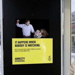 Photo : Affiche interactive Amnesty International