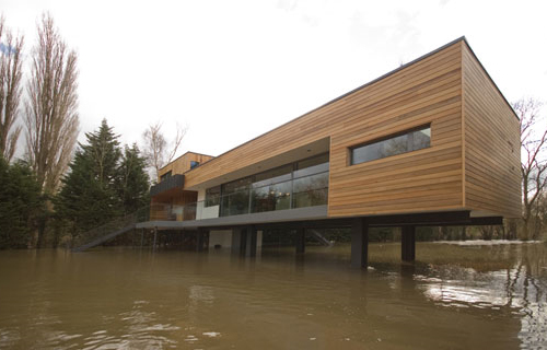 la maison sur pilotis sur la rivière