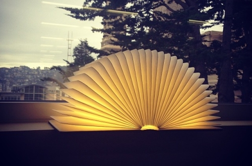 Photo de la lampe Lumio Book Lamp