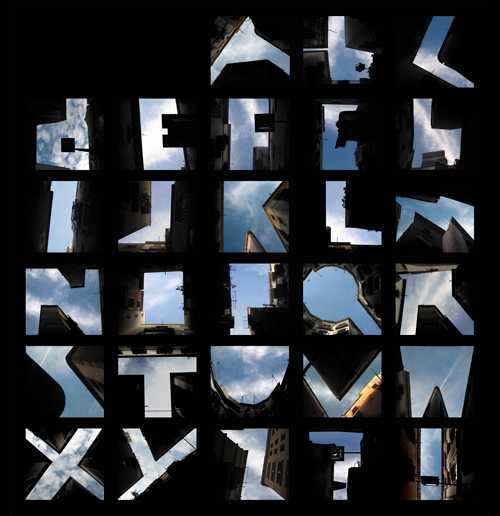 un alphabet formé par le ciel et les maisons