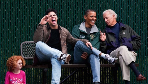Average Rob rit avec Barack Obama sur un banc