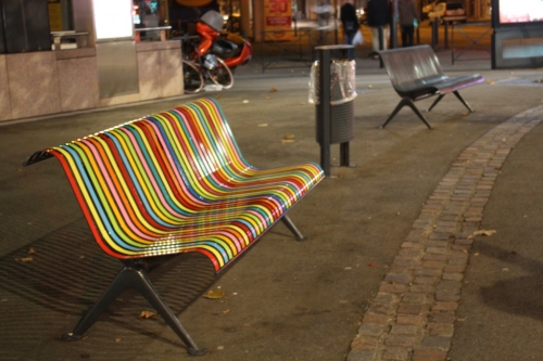 photo du banc public multicolore à Toulouse