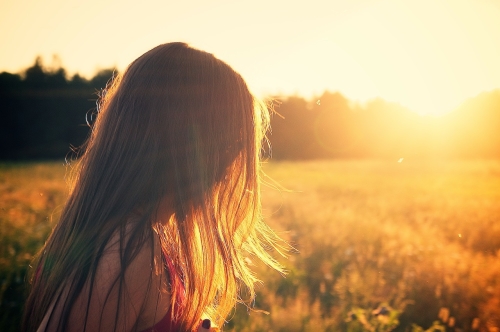 Une fille sexy devant le soleil, une photo idéale ?