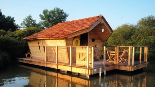 Photo d'une cabane flottante au village de Pressac