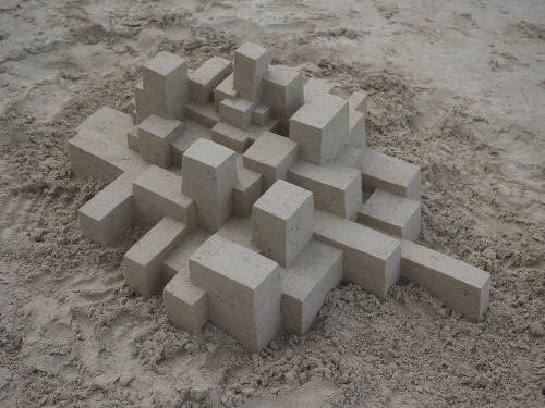 Un autre château de sable géométrique réalisé par l'artiste Calvin Seibert