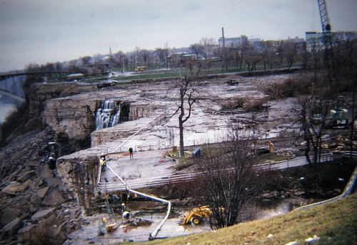photo 1969 : les chutes du Niagara sans eau
