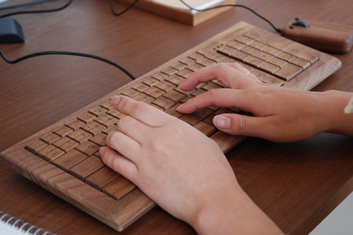 photo du clavier en bois Wooden Keyboard