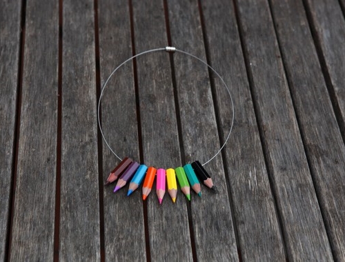 photo du collier en crayons de couleurs