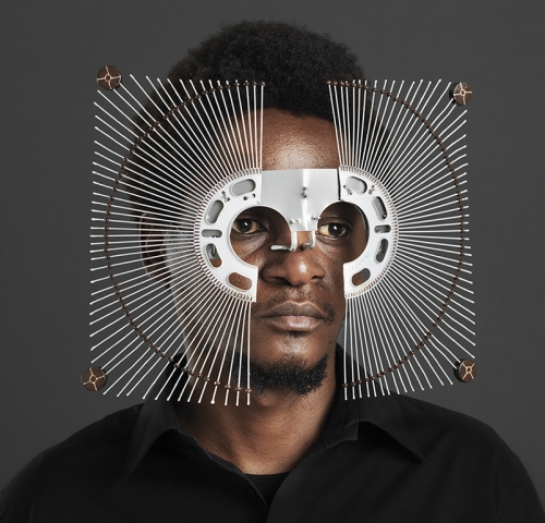 Photo des lunettes de soleil design de Cyrus Kabiru