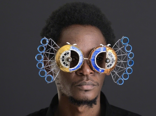 Photo des lunettes de soleil design de Cyrus Kabiru
