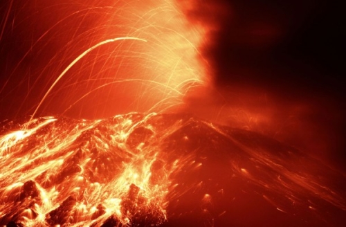 photo : volcan en éruption