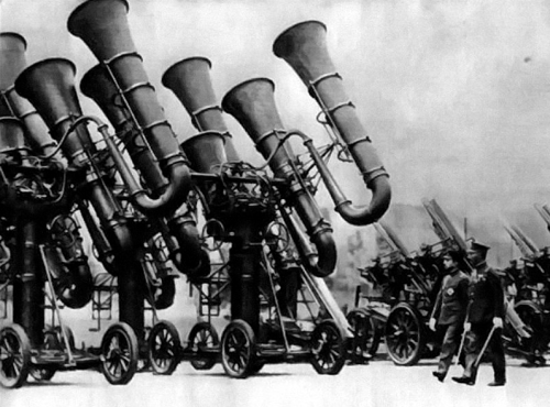 photo des tubas détecteurs acoustiques de l'armée