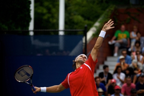 photo du tennis au moment de la frappe