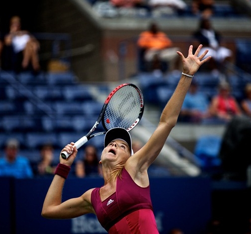 photo du tennis au moment de la frappe