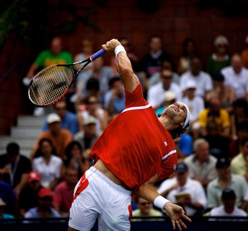 photo du tennis au moment de la frappe