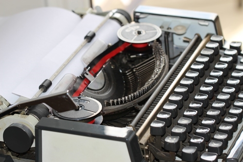 Photo d'une ancienne machine à écrire pour les journalistes d'autrefois