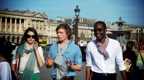 Photo : trois jeunes kramaïstes dans le vent à Paris