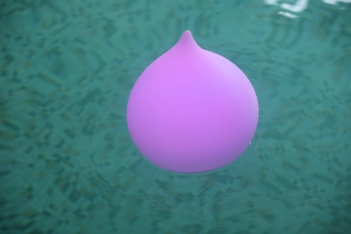 la lampe à LED Dew dans une piscine