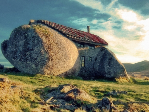 photo de la maison entre les rochers