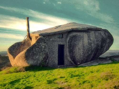 photo de la maison entre les rochers