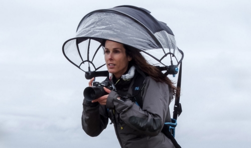 Parapluie bulle Nubrella en usage sous la pluie pour la photo