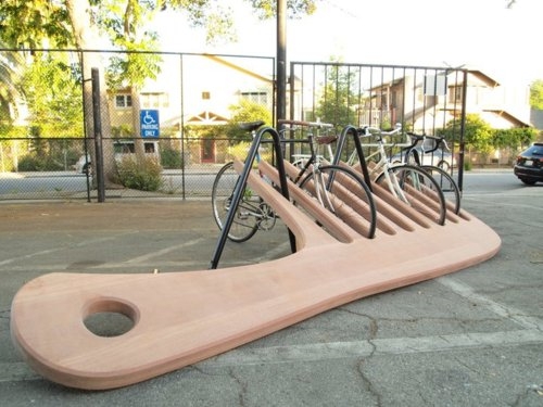 photo du peigne géant en parc à vélos