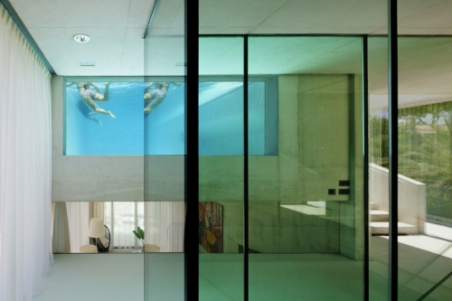 Piscine sur le toit vue depuis l'intérieur de la Maison Méduse