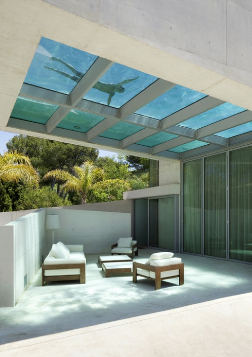La terrasse et la piscine de la Maison Méduse