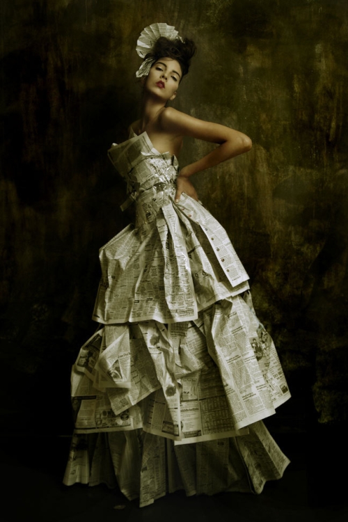 photo : femme en robe de papier journal