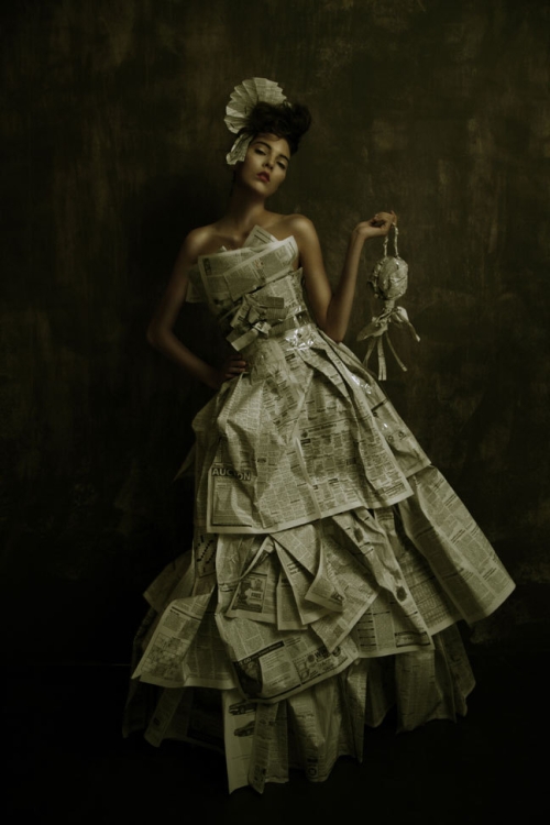 photo : femme en robe de papier journal