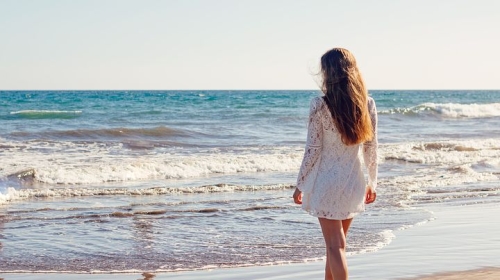 Le shampooing à l'argile pour des cheveux en pleine santé à la plage !