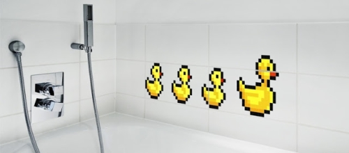 Petits canards de bain sur le carrelage : déco facile avec des stickers Stickaz