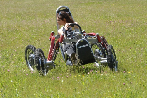 Le véhicule Swincar en action dans un champ