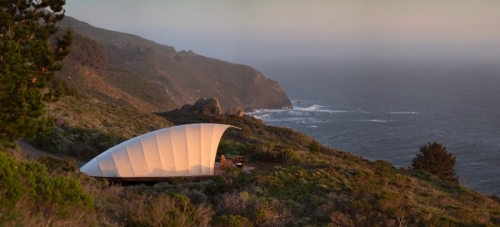 La tente autonome dans un paysage naturel