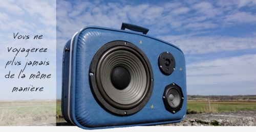 Une valise musicale avec un beau ciel bleu, lui aussi