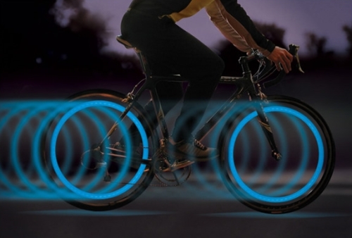 roues lumineuses bleues sur mob vélo